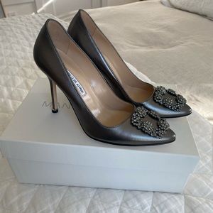 NWT Manolo Blahnik Hangasi Pewter/Silver Pump size 37